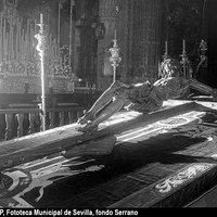 El Cristo del Amor expuesto para un besapiés. Detrás la Virgen del Socorro en su paso de palio. 1930-1940 ©ICAS-SAHP, Fototeca Municipal de Sevilla, fondo Serrano