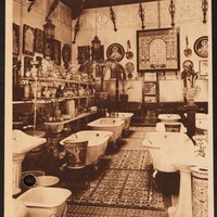 Detalle de la exposición de la Casa de Sevilla © ICAS-SAHP, Archivo Municipal de Sevilla, Colección Postales, 254