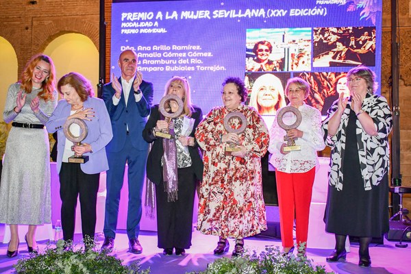 FOTO 15 PREMIOS 2023 - Amalia Gómez, Amparo Rubiales, Kechu Aramburu y Ana Arillo (Mujer Sevillana)