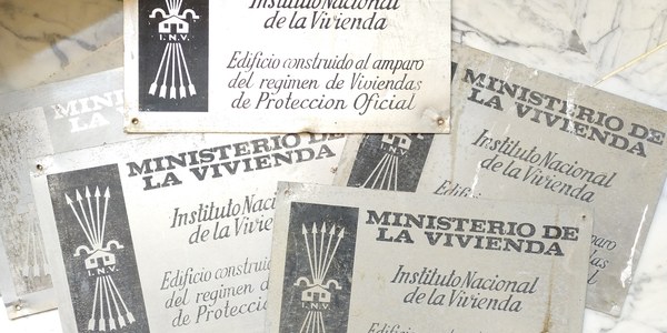 El Ayuntamiento retira las placas falangistas en las VPO de la dictadura