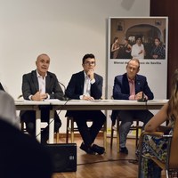 Chema Blanco junto al alcalde y el rector de la UNIA, José I. García.